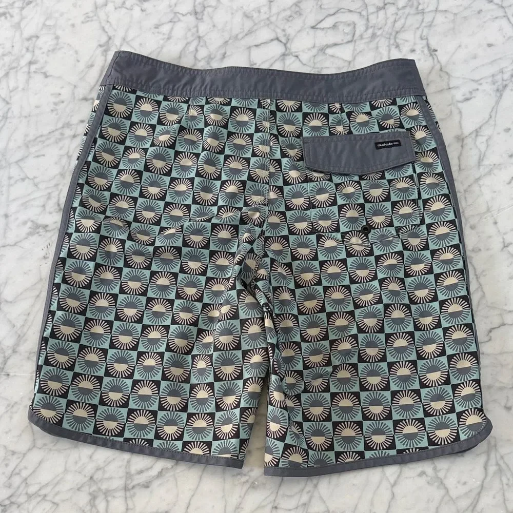 Quiksilver Men's SurfSilk Scallop 9” Boardshorts Sz 29